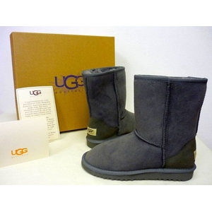 海外セレブも注目!シープスキンブーツブランド「UGG」のブーツ（グレー・7インチ）